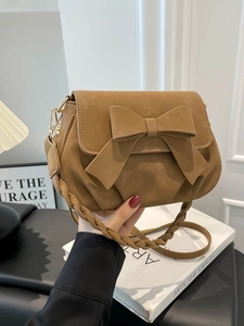 Borsa sottobraccio caramello opaco con grande fiocco e manico intrecciato chic