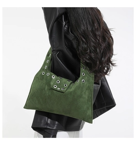 Sac bandoulière en daim vert avec œillets métalliques et sangle de rabat à boucle