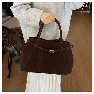 Bolso tote de ante marrón con hebilla decorativa plateada en un estilo de vida casual