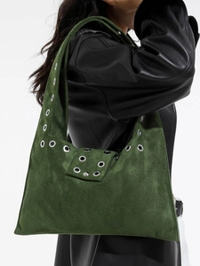 Sac bandoulière en similicuir vert avec œillets argentés et style punk vintage