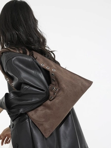 Sac à épaule en daim marron avec œillets argentés et grande capacité pour femme