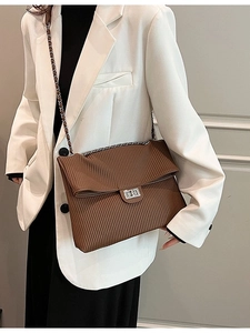 Borsa a spalla marrone plissettata con chiusura a scatto argento e catena elegante donna