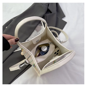 Vista interna del bolso tipo cubo de tweed de colores con gran espacio para cosméticos