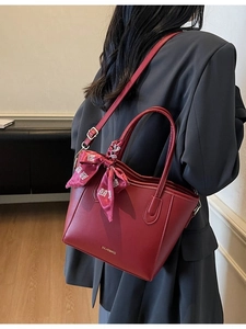 Elegante burgunderrote Leder-Einkaufstasche mit Seidentuch für den stilvollen Alltag
