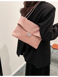 Borsa a tracolla trapuntata rosa con catena argento indossata da una modella donna