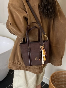 Borsa tote vintage in pelle scamosciata marrone scuro con ciondolo in legno