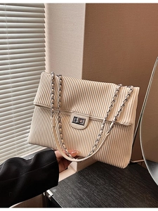 Borsa a tracolla in velluto a coste beige con catena e chiusura a girello in argento