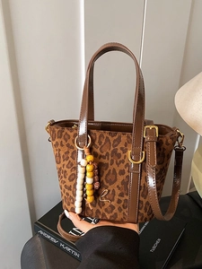 Borsa tote vintage leopardata con manici in pelle marrone e ciondoli colorati
