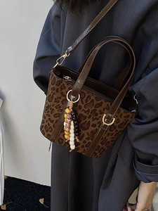 Borsa a secchiello leopardata con manici in pelle e ciondolo di perline colorate