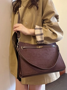 Retro frosted suede shoulder bag with contrast stitching and golden metal clasp