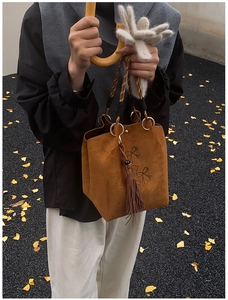 Sac seau en daim marron avec broderies nœuds, glands et anses tressées de style automne