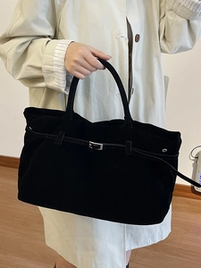 Bolso tote grande y minimalista en ante negro con correas decorativas y hebillas de plata