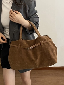 Bolso tote grande de ante sintético marrón oscuro con hebilla metálica y diseño chic