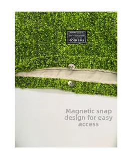 Detail van de wollen emmertas met dubbele zilveren magnetische gespen en groene getextureerde stof