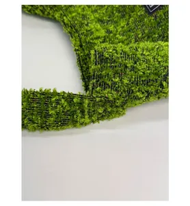 Detail der grünen Plüsch-Beuteltasche mit verstärktem Schultergurt und Webstruktur