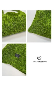 Details van groene wollen emmer tas met mode label en pluche textuur van de stof