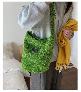 Detailansicht der hellgrünen Plüsch-Beuteltasche mit Fashion-Aufnäher und weichem Gurt