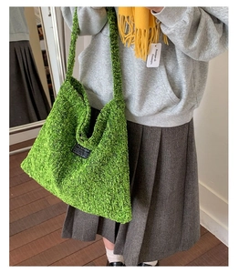 Detail van de grote groene fleece tote tas met logo op zachte wolachtige stoffen
