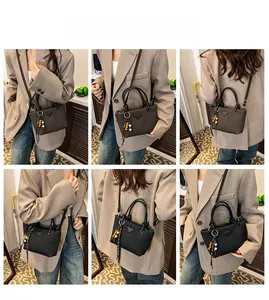 Détail des sacs plissés noir et marron café avec logo métallique et pendentif en perles