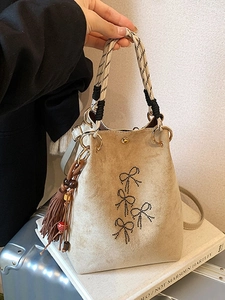 Sac Seau pour Femmes de Grande Capacité en Cuir PU Vintage Avec Broderie de Nœud Papillon Pendentif à Franges Poignée Tressée Sac Bandoulière