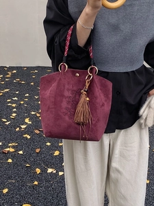 Grand cabas en daim bordeaux avec broderie papillon et pendentif à pampilles marron