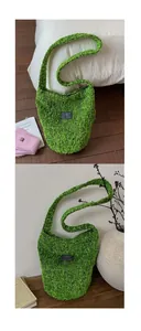 Detailansicht der hellgrünen Plüsch-Beuteltasche mit strukturierter Optik und Fashion-Label