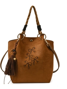 Sac seau en daim marron avec nœuds en perles noires, pendentif gland et détails dorés