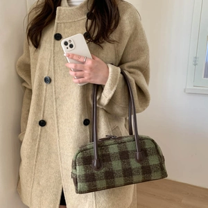 Détail du grand sac cabas à carreaux avec poignées en cuir marron et texture en laine