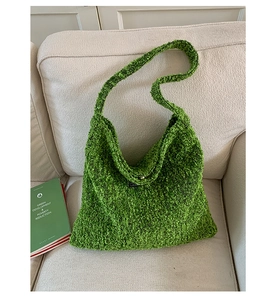 Detailweergave van de grasgroene boucle stoftextuur op een grote schoudertas tote