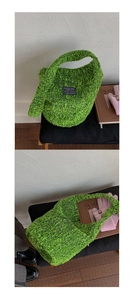 Detailansicht der grünen Plüsch-Beuteltasche mit Textur und Fashion-Instinct-Label