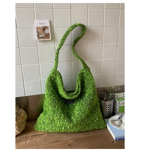 Detail van groene tweed shopper met zachte textuur en FASHION-label in een lifestyle-decor