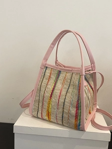 Bolso tejido a rayas arcoíris con ribetes de cuero rosa y correa de hombro larga