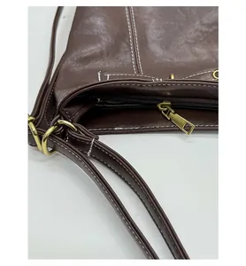 Détail du sac cabas marron vintage avec fermeture éclair dorée et coutures contrastées