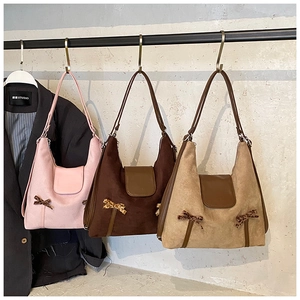 Détails de sacs bandoulière en suédine avec nœuds léopard en rose et marron foncé