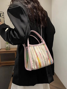Bolso tipo cubo de punto para mujer con rayas arcoíris y detalles en rosa