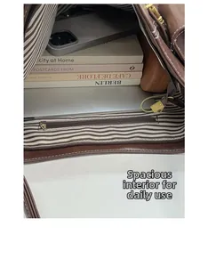 Vue intérieure du cabas en similicuir marron avec doublure rayée et grand volume