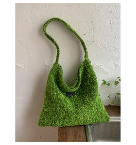 Detail van de groene fleece hobo-tas met wollige textuur en zwart vierkant label