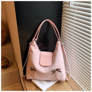 Détail du sac cabas rose en faux daim avec des nœuds léopard et deux bandoulières