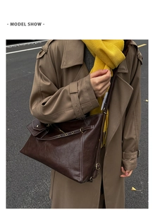 Détail du grand sac cabas en cuir marron foncé avec surpiqûres et petite pochette