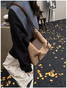 Détail du sac cabas en daim kaki avec nœud léopard et bandoulière en cuir marron
