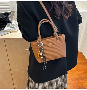 Vue détaillée du sac seau plissé en velours côtelé marron avec bandoulière réglable