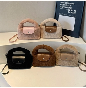 Détail de mini sacs en peluche en cinq couleurs présentés sur un support blanc
