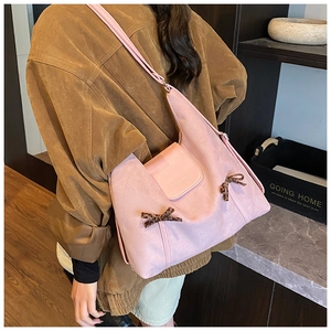 Sac hobo rose en suédine avec des nœuds léopard élégants et une bandoulière réglable