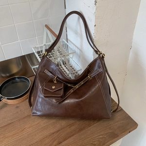Détail du sac cabas vintage marron foncé avec surpiqûres et mini pochette
