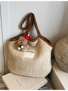 Beige Fleece-Tragetasche mit braunen Trägern und süßem Bärenanhänger für lässigen Winter