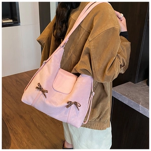 Détail du grand sac cabas rose en daim avec deux nœuds élégants au motif léopard