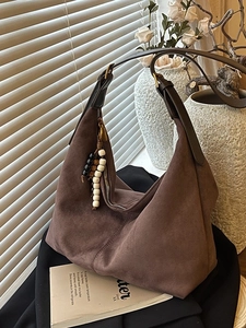 Sac Cabas en Suédine de Grande Capacité pour Femmes Sac à Épaule Hobo Vintage Avec Pendentif en Perles Couleur Unie Décontracté