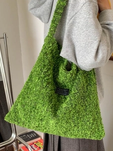 Grote groene wollen schoudertas met Fashion-label getoond door een vrouwelijk model