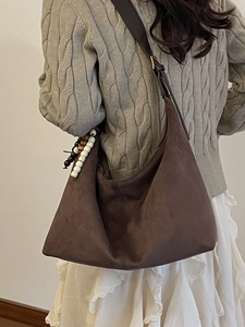 Grand sac cabas en daim marron café avec breloque perlée et bandoulière réglable