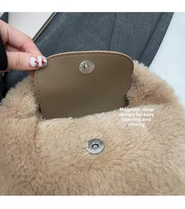Gros plan du fermoir magnétique sur le sac à bandoulière en fausse fourrure kaki doux